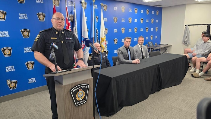 Derek Davis s'adresse à un public durant une conférence de presse.