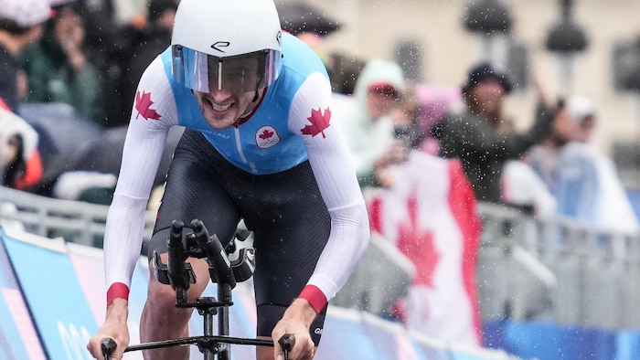 Un cycliste en plein effort. 