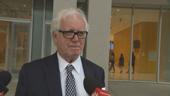 Une avocat dans une mêlée de presse.
