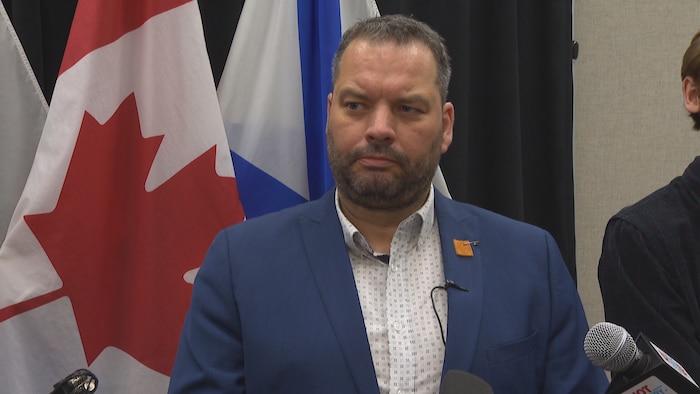 Le député répond aux questions des journalistes.