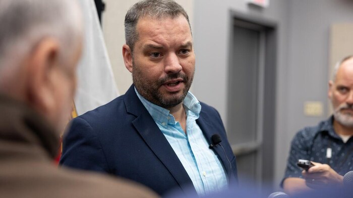 Le libéral en conférence de presse