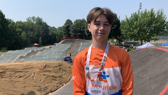 Derreck Senneville devant la piste de BMX