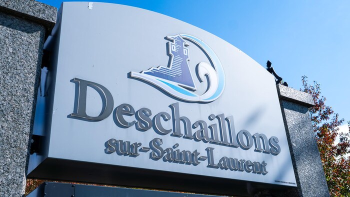 Affiche de la municipalité de Deschaillons-sur-Saint-Laurent