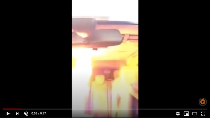 Capture d'écran tirée d'une vidéo YouTube mise en ligne en 2015 dans laquelle un incendie se déclare à l'intérieur d'un véhicule en Arabie saoudite. L'incendie avait alors été causé par la manipulation d'un briquet à proximité d'une bombe aérosol.