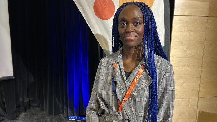 Malia Kounkou, journalisme multiplaforme de l'info-lettre Chambre d'écho de Montréal lors d'une conférence à l'UQAR