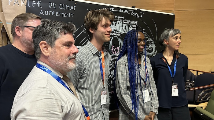 Les panélistes à la conférence sur les changements climatiques et la désinformation à l'UQAR