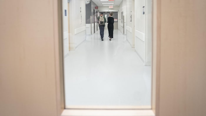 Des personnes dans un couloir.