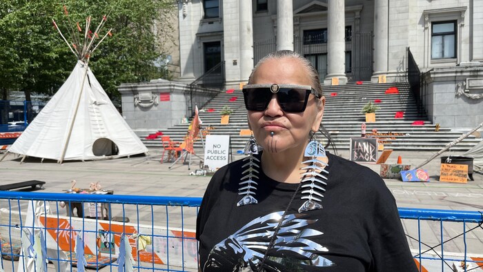 Desiree Simeon pose devant ce qu'il reste du mémorial à Vancouver, le vendredi 19 mai 2023.