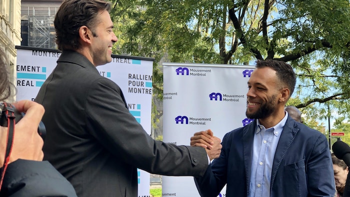 Marc-Antoine Desjardins et Balarama Holness se serrent la main.