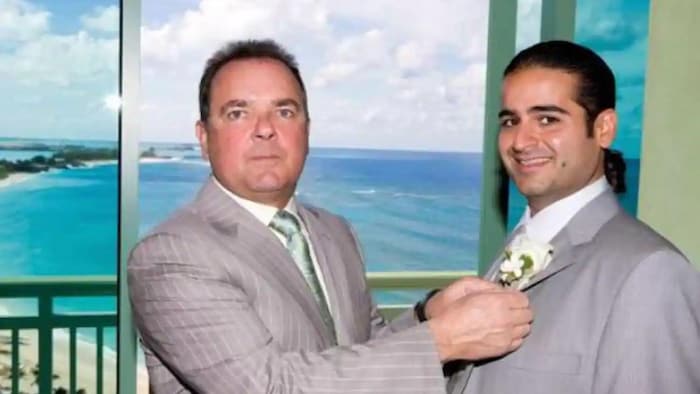 Raynald Desjardins (gauche) lors du mariage de Vittorio Mirarchi (droite) aux Bahamas, en 2009.