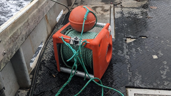 Une bouée conçue par Devocéan sur le pont d'un bateau de pêche. 