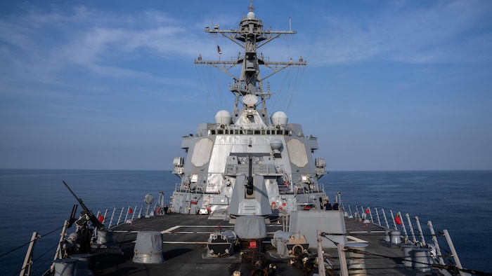Vue sur le pont avant d'un destroyer américain.