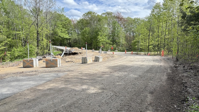 Une route temporaire entourée de blocs de béton.