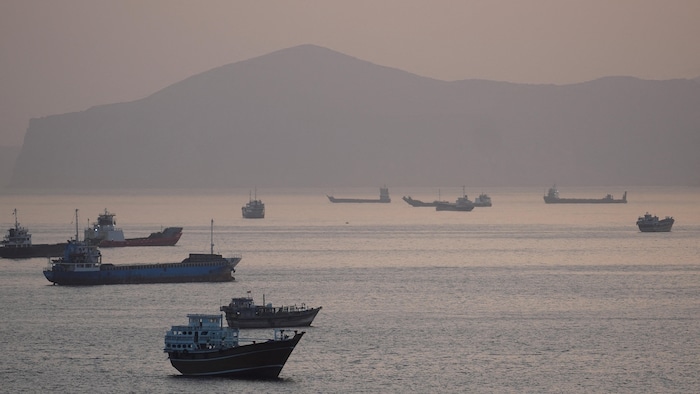 Des bateaux dans le détroit d'Ormuz.