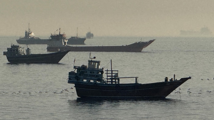 Plusieurs navires à l’ancre dans le détroit d’Ormuz.