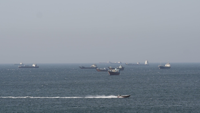 Des navires et des pétroliers dans le détroit d'Ormuz. 