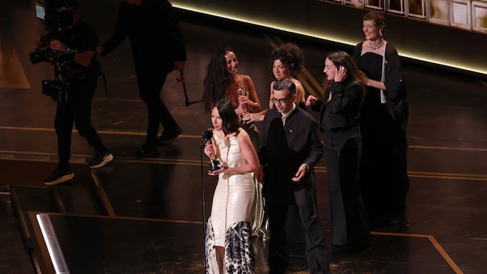 Les acteurs et cinéastes reçoivent leur Oscar sur scène.