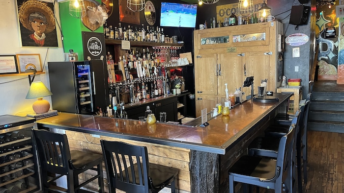 Intérieur d'un pub.