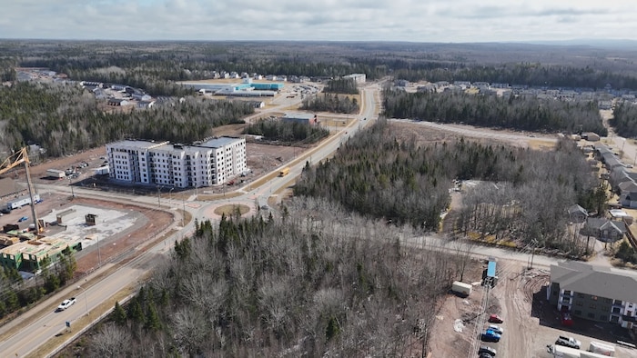 Vu aérienne de trois projets d'immeubles à proximité du boulevard Dieppe.