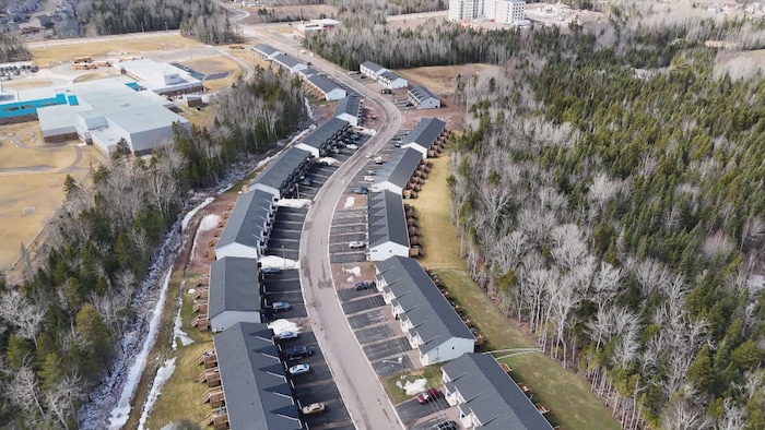 Une subdivision situé près d'une école.