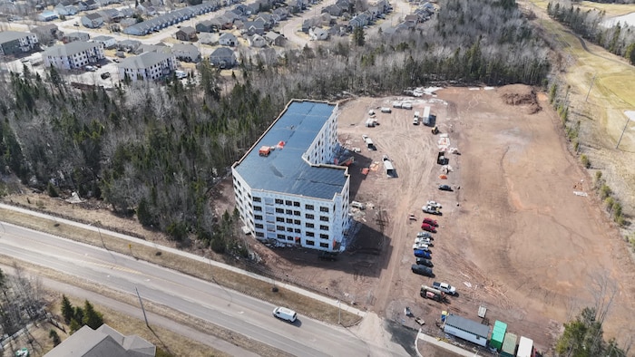 Vue aérienne du terrain déboisé pour construire un immeuble à logement à Dieppe.
