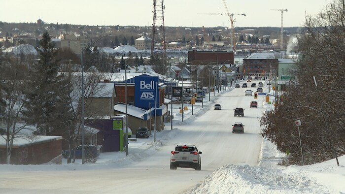 Des voitures en mouvement sur une rue enneigée de Sault-Sainte-Marie.