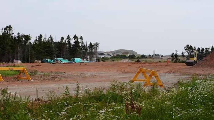 Un chantier de construction avec du sol retourn&eacute;.
