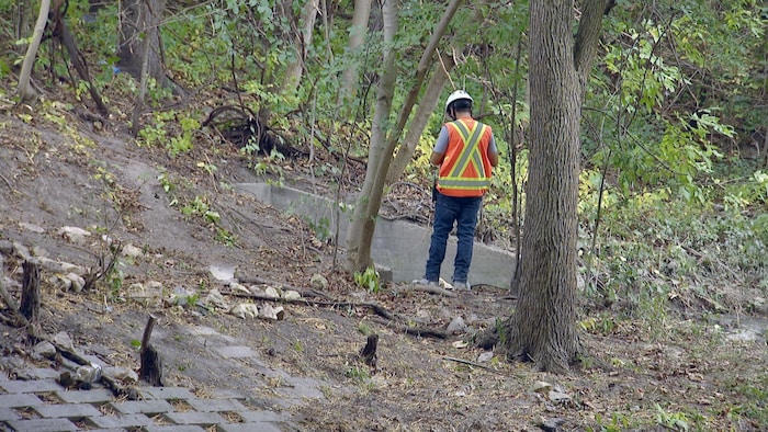 Un homme observant un déversement.
