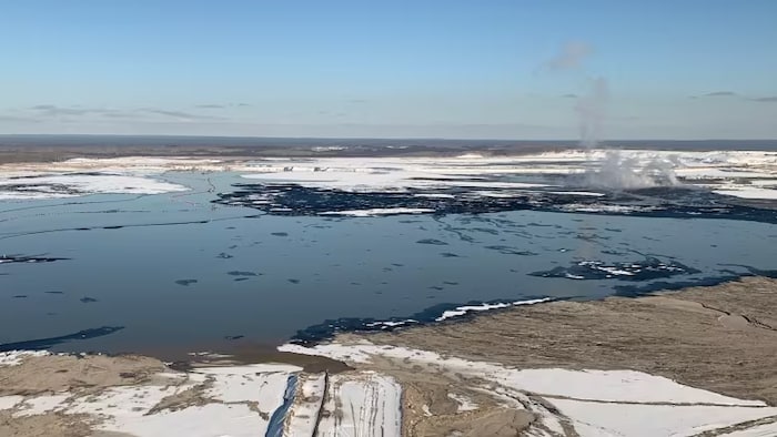 Vue aérienne des bassins de résidus du projet de sables bitumineux de Kearl, près de Fort McMurray, en Alberta.