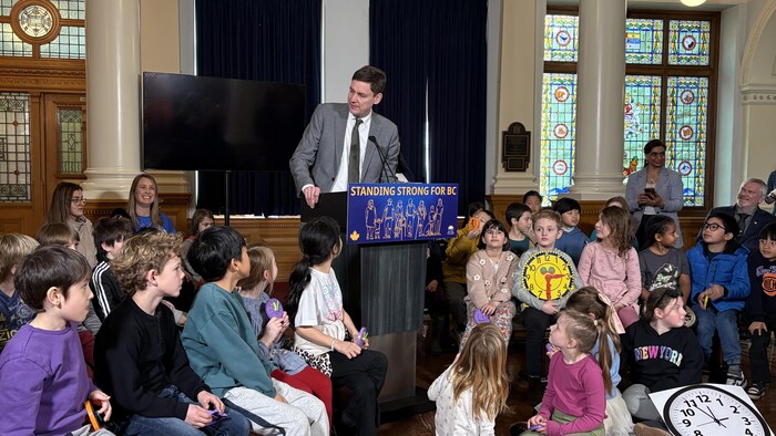 David Eby entouré d'enfants à l'Assemblée législative de Victoria.