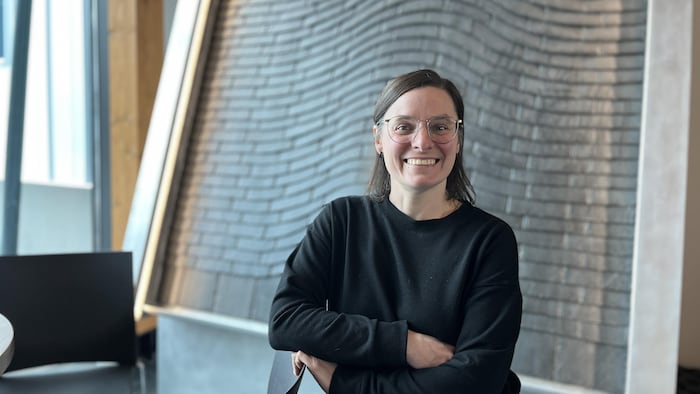 Émélie Rivard-Boudreau pose dans le hall d'entrée du Conservatoire de Val-d'Or, souriante.
