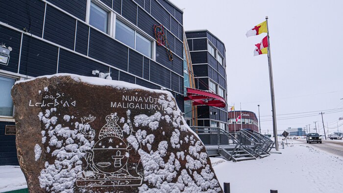 L’Assemblée législative du Nunavut, à Iqaluit, sous la neige.