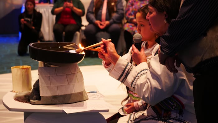 Deux personnes en tenue traditionnelle inuit, lors de la cérémonie de la signature de la dévolution, à Iqaluit, le 18 janvier 2024.