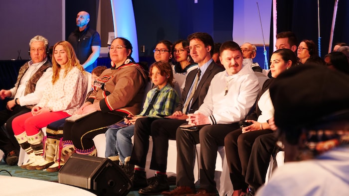 Le premier ministre du Canada, Justin Trudeau, le premier ministre du Nunavut, P.J. Akeeagok, et la présidente de Nunavut Tunngavik Inc. (NTI), Aluki Kotierk sont rassemblés pour la cérémonie de la signature de la dévolution, le 18 janvier 2024.