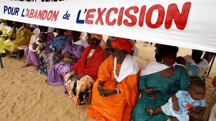 Un groupe de femmes sénégalaises protestent contre la pratique de l'excision.