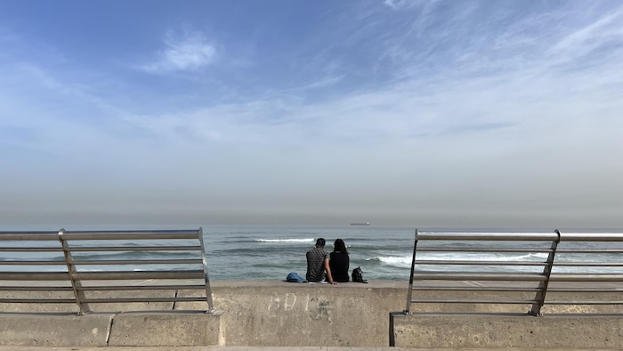 Un couple regarde la mer à Casablanca. 