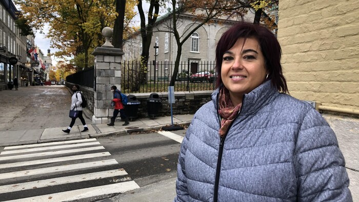 Une femme devant des passages piéton.