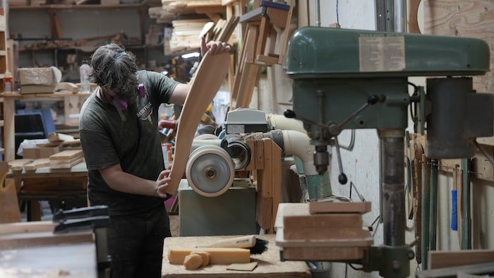 Un ouvrier ponce l’accoudoir d’une chaise Adirondack dans une usine de Kemptville, en Ontario, à environ 50 km au sud d’Ottawa, le jeudi 3 septembre 2026.