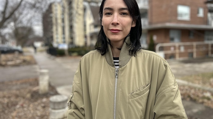 Diana Chan McNally pose pour la caméra dehors.