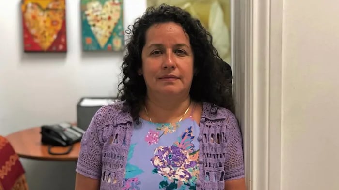Une photo de Diana Galeano portant une blouse fleurie.