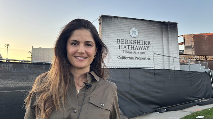 Diana Kassabian devant les ruines de son bureau de courtière immobilière.