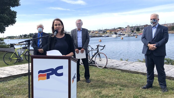 Diane Carey prononce une allocution à l'extérieur sur le bord de l'eau.