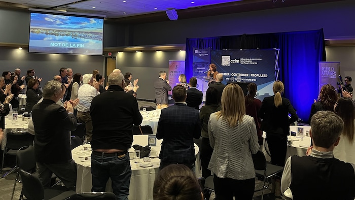 Des dizaines de personnes applaudissent Diane Dallaire.