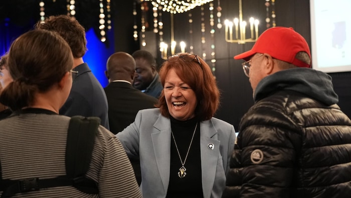Diane Dallaire célèbre.