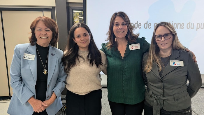Diane Dallaire, Béatrice Déry, France Marion et Leanne Looney réunies dans une salle.