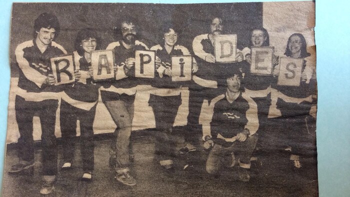 Diane Dallaire avec ses coéquipiers d'improvisation dans un article de journal.