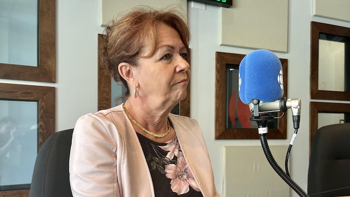 Diane Dallaire dans les studios de Radio-Canada à Rouyn-Noranda.