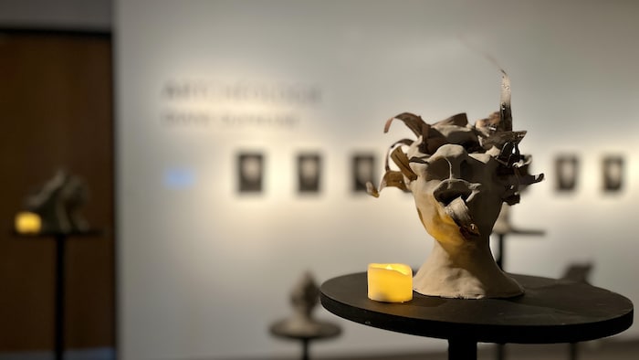 Une sculpture.