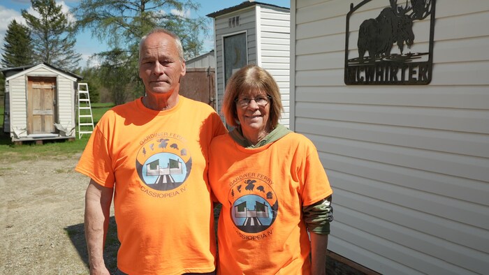 Diane et son mari devant leur chalet.