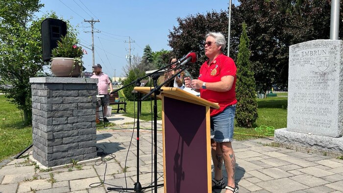 Diane Pitre au micro à Embrun.